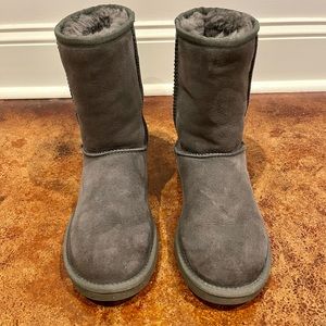 UGG Classic Shearling Lined Short Boot, Size 6